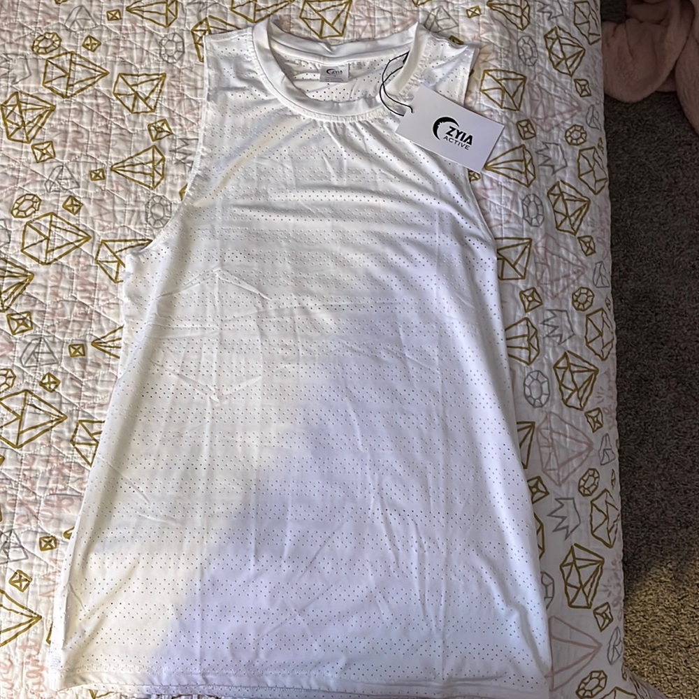 Never worn Zyia Active tank top (size S)
